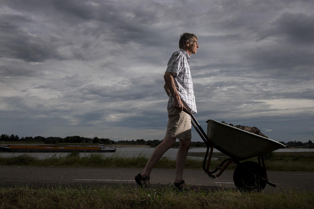 Henry Mentink op kruitocht met kruiwagen door de natuur